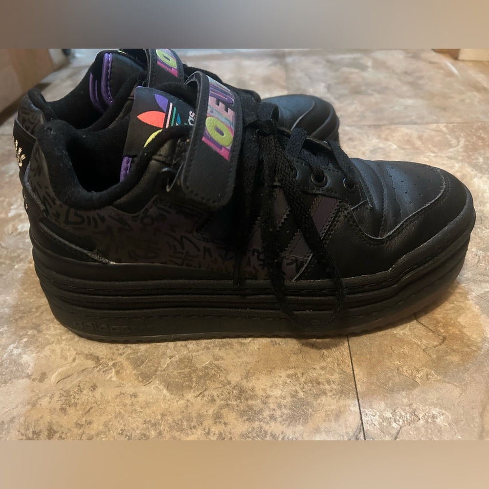 Adidas Kris Andrew Small x Forum Triple Platform Low Pride sneakers in black. - Picture 5 of 10